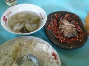 Pedasnya sambal berpadu dengan segarnya kuah sayur asam