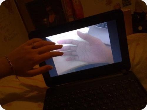 Pasang fotonya di HP atau laptop, deh