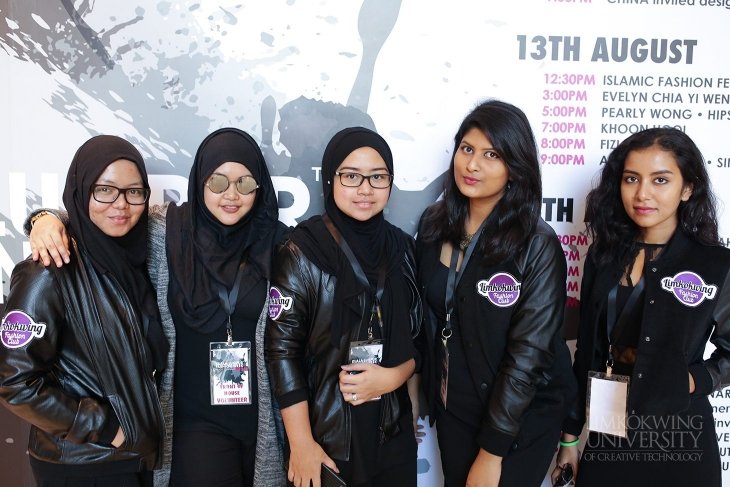 Volunteer fashion festival