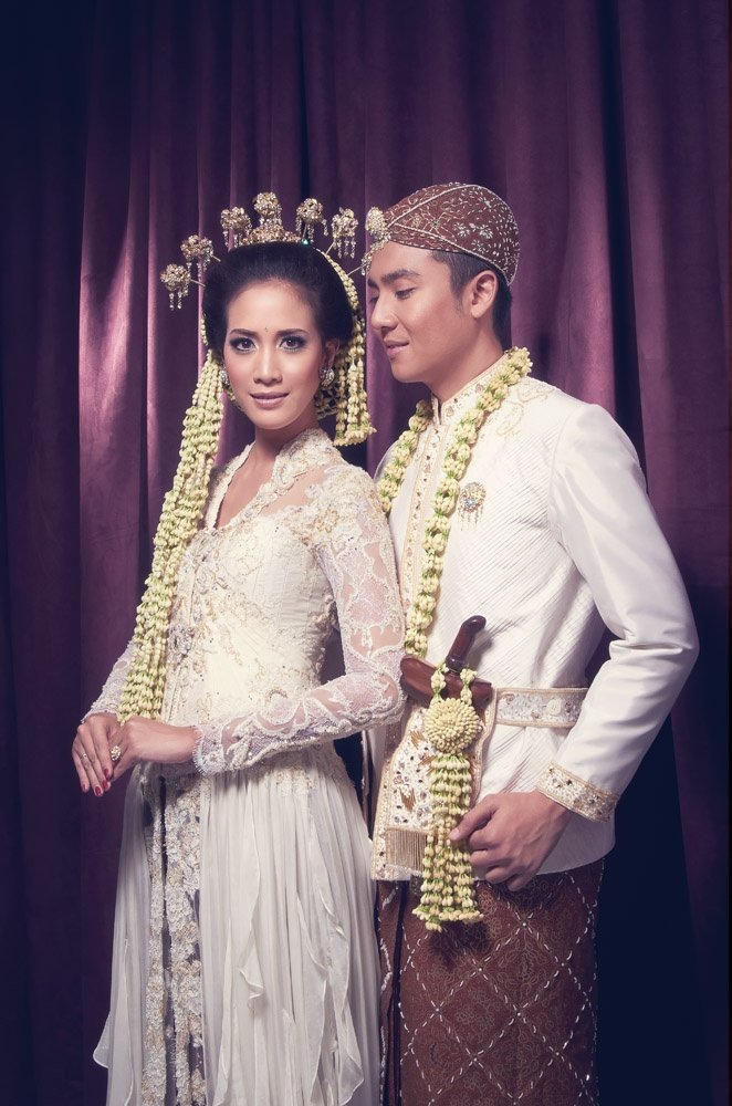 Sedikit perpaduan antara gaun dan kebaya, bikin gaunmu ga monoton...