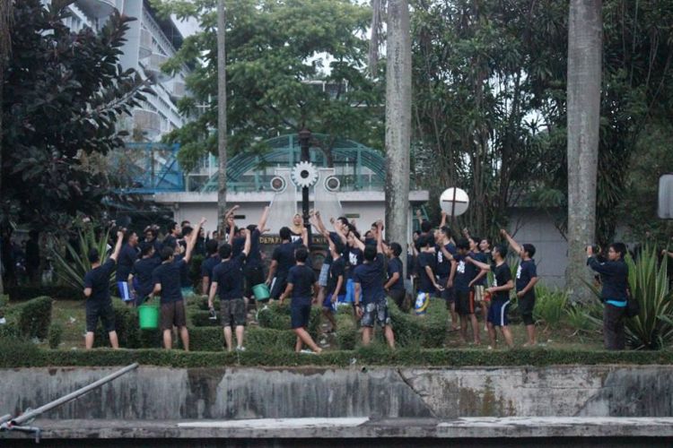 26 Suka-Duka yang Paling Sering Kamu Rasa Sebagai Mahasiswa ITB. Anak ITB Sejati, Pasti Ngerti! 62 nggak pernah ngerasa sendiri karena selalu ada teman-teman!