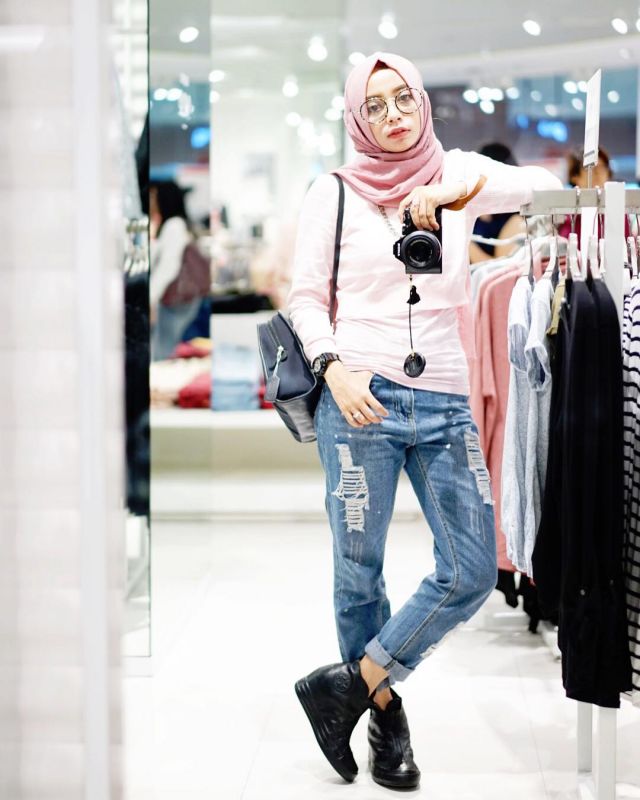 Ripped Jeans HOTD by Joyagh