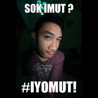 Ngetik ngetz biar terkesan imut di depan gebetan...