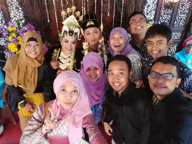 Inilah 12 Suka Duka Yang Dirasakan Pasangan Kondangan Inilah 12 Suka Duka Yang Dirasakan Pasangan Kondangan