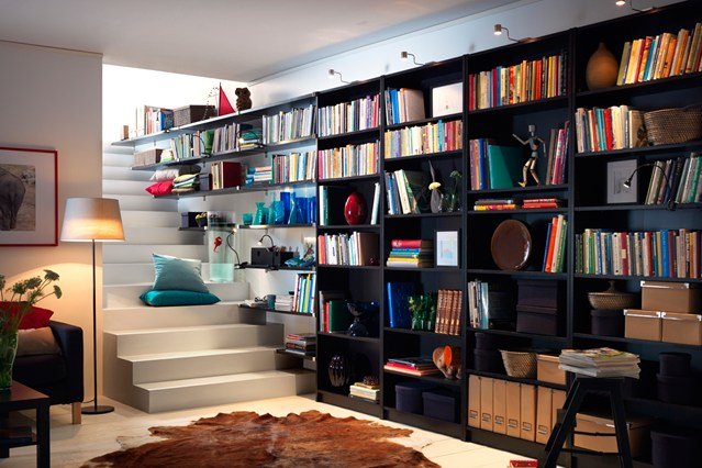 12 Kreasi Anak Tangga yang Dijamin Bikin Kamu Pingin Punya Rumah Sendiri dengan Segera! 32 rak buku