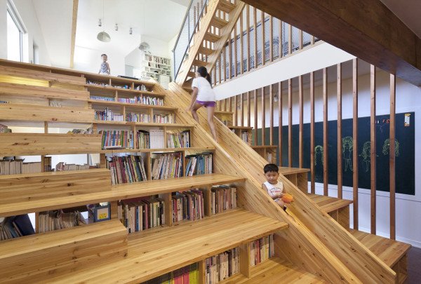 12 Kreasi Anak Tangga yang Dijamin Bikin Kamu Pingin Punya Rumah Sendiri dengan Segera! 29 rak buku dan seluncuran