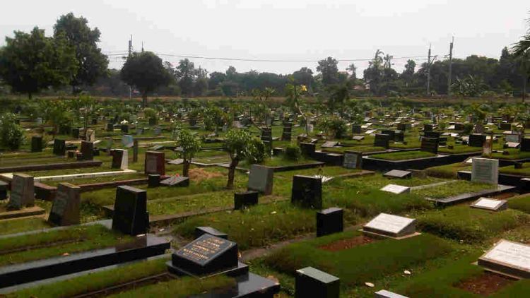 Sajak Lelaki yang Menangis di Makam Kekasihnya