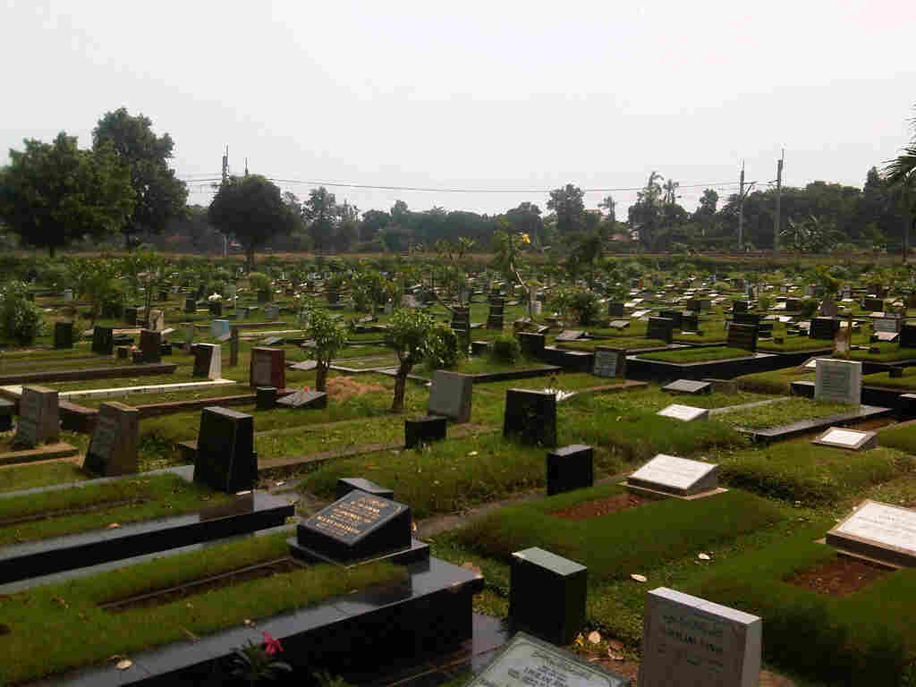 Sajak Lelaki yang Menangis di Makam Kekasihnya