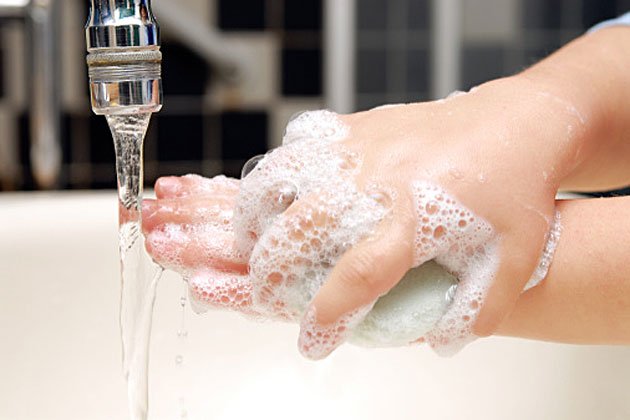Kamu ke Salon Cuma Setahun Sekali? Cobain Aja Yuk 7 Tips Merawat Diri Sendiri Ini! 15 washing hands