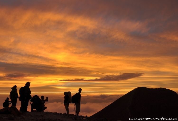Sunrise dari puncak Gunung Merapi.