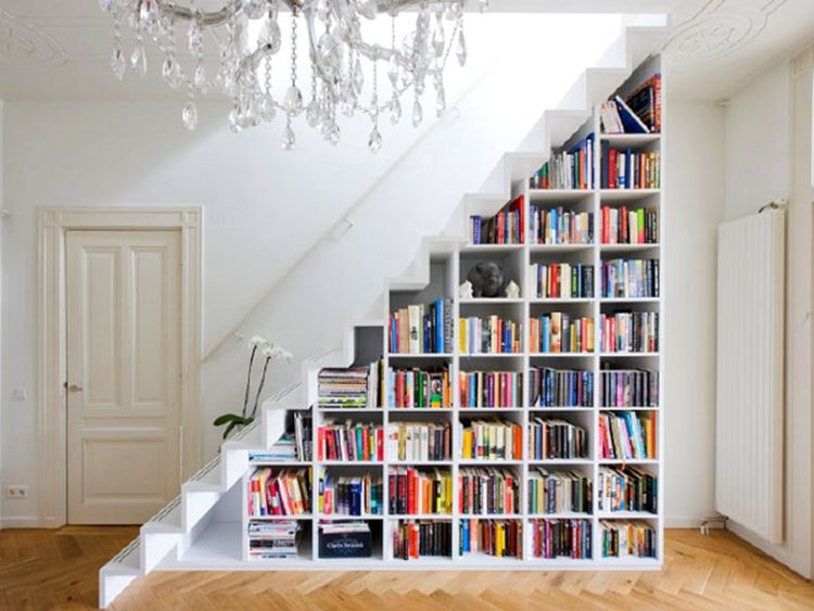 12 Kreasi Anak Tangga yang Dijamin Bikin Kamu Pingin Punya Rumah Sendiri dengan Segera! 28 Rak buku