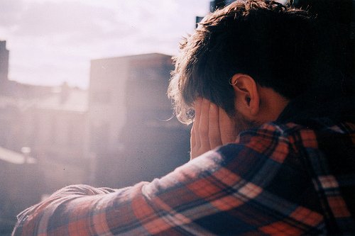 Kalau Nggak Mau Tambah Baper Atau Sakit Hati, Haram Hukumnya Dengerin 9 Lagu Ini! 26 Kalau ternyata mantanmu lebih bahagia setelah putus darimu, jangan dengerin lagu Jealous-nya Labrinth ini ya.