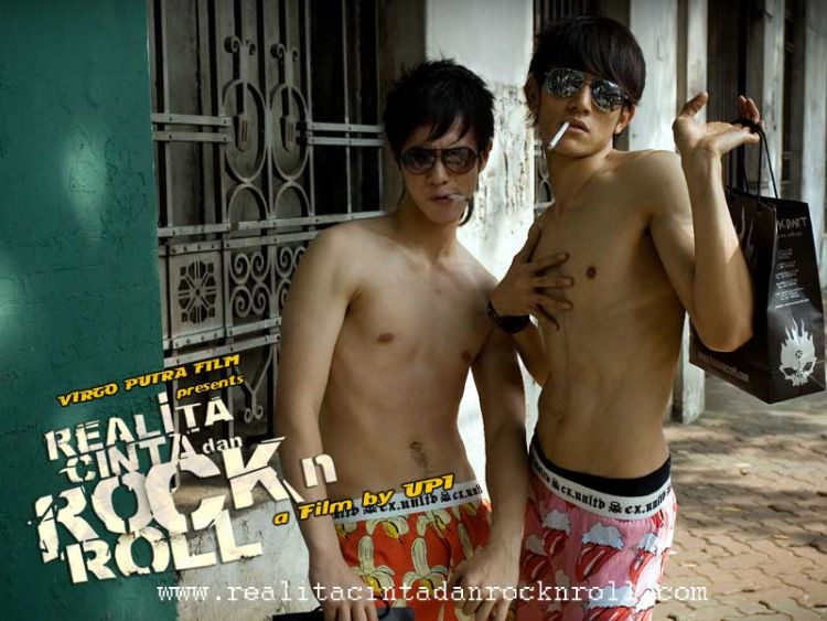 Setelah Fedi Nuril, Masih Ada Calon Imam Kita Bersama. Herjunot Ali Tersedia~ 17 Kecenya Junot di Film ini. Gayanya sampe jadi trend lho!