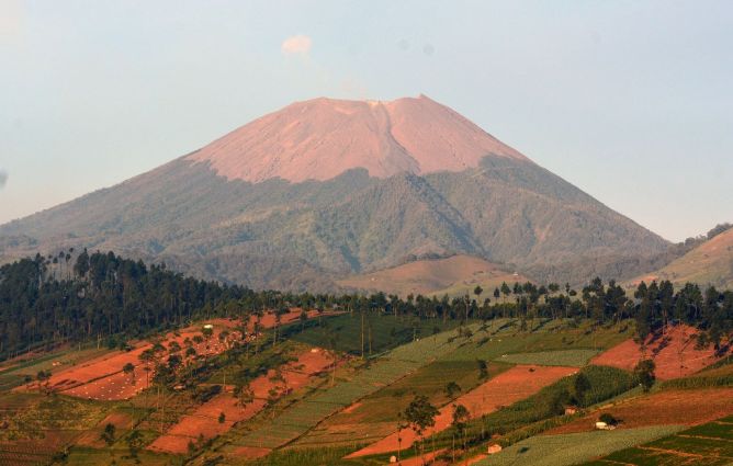 Kisah Tragis Anak Pesantren yang Hilang Sebulan di Gunung Slamet. Pas Ditemuin Tinggal Kerangka!