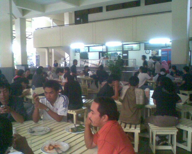 26 Suka-Duka yang Paling Sering Kamu Rasa Sebagai Mahasiswa ITB. Anak ITB Sejati, Pasti Ngerti! 78 kantin aula barat
