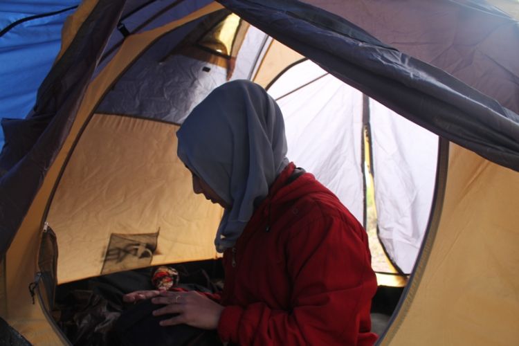 Adek mau Abang ajak tidur di tenda terus?