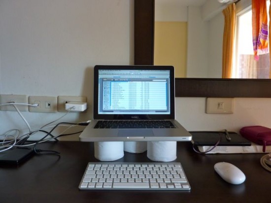 bisa jadi meja laptop low budget, jaraknya dengan permukaan bikin laptop nggak cepet panas
