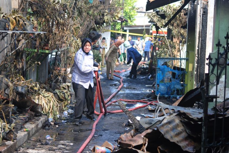 Gotong royong bu Risma dengan warga Surabaya