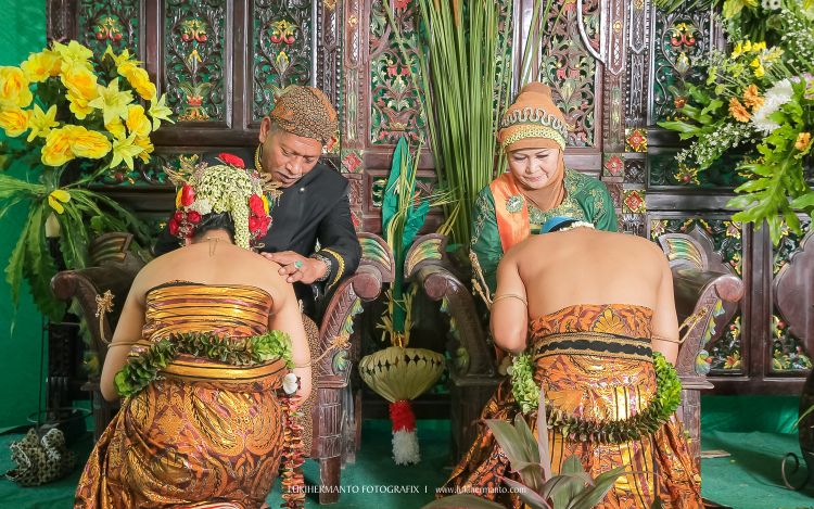 Sungkeman. Bahagia bertabur air mata haru.