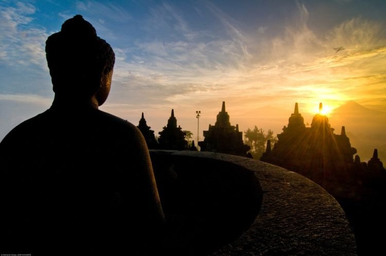 Menatap sunrise dari balik Candi Borobudur.