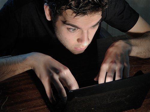 Cuma Cowok Pemalu dan Lagi Naksir Cewek Aja yang Paham 10 Jungkir Balik Perasaan Ini 21 dia lagi sibuk stalking tentang kamu