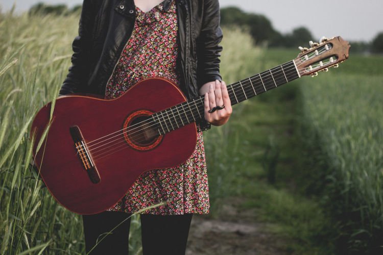 Pilih aku atau gitar?