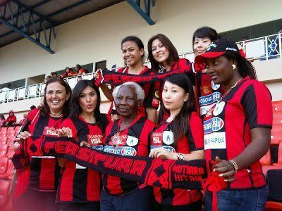 Gak punya jersey? yang penting warna bajunya sama!