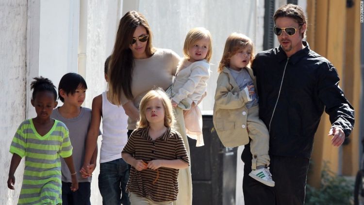 Brangelina dan anak-anak mereka. Keluarga bahagia.