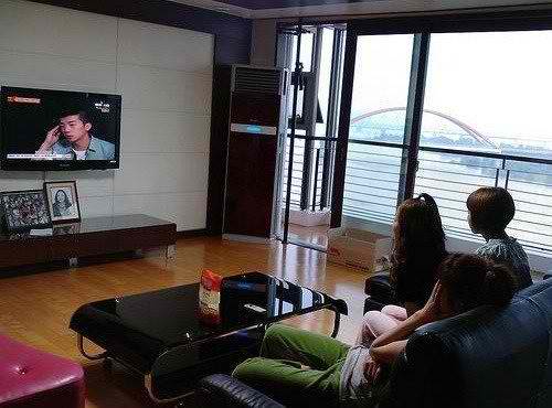Nonton tv juga acara keluarga kali.