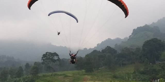Sensasi Terbang Paralayang Tandem