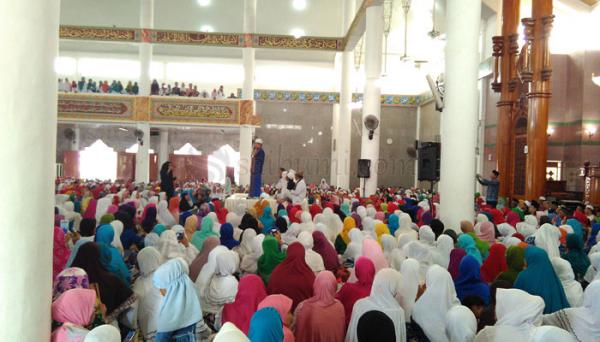 Duh Bang Uus, Ngapain Sih Bilang Cewek Berhijab Gak Boleh Nonton K-Pop? Jadi Bikin Kita Makin Cinta :))) 20 bang, kita 'kan juga butuh motivasi dari berbagai hal gak melulu dari halaqah :(
