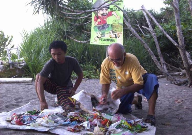 Memungut sampah di Pantai Senggigi