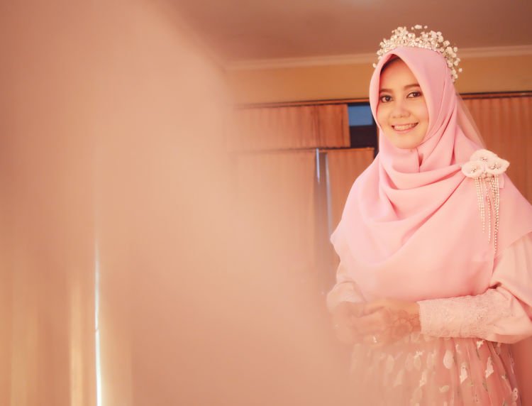 9 Inspirasi Jilbab Simpel nan Elegan, Untukmu Calon Pengantin Yang Ingin Tampil Menawan