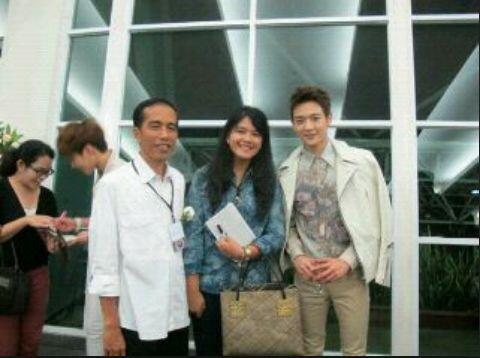 Duh Bang Uus, Ngapain Sih Bilang Cewek Berhijab Gak Boleh Nonton K-Pop? Jadi Bikin Kita Makin Cinta :))) 24 pak Jokowi juga, nemenin mbak Kahiyang :(
