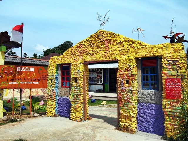 Gerbang unik Museum Kata
