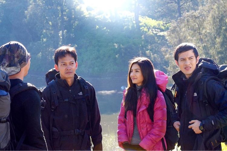 dia gak sungkan ikut terjun ke dalam duniamu