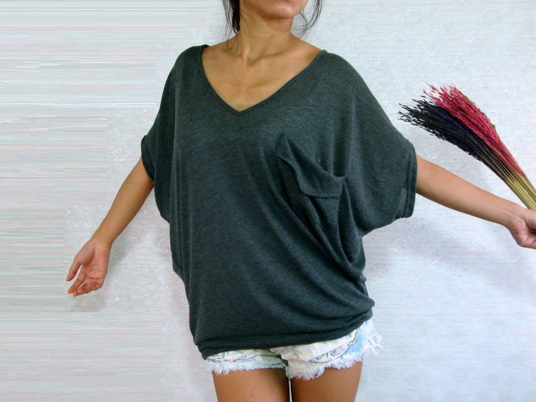 v-neck ngebantu banget