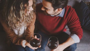 8 Kelakuan Cowok Ketika Dia Benar-benar Jatuh Cinta. Bukan Cuma Sekadar Suka