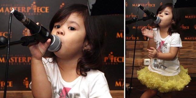 Bakat nyanyi Safeea udah kelihatan lho. Ini buktinya.
