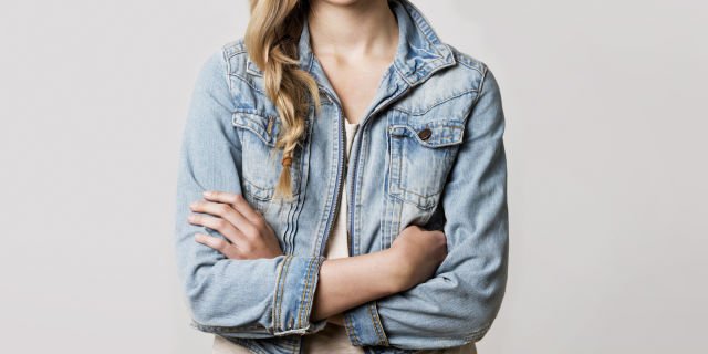 9 Bahasa Tubuh yang Baik ini Bikin Kamu Kelihatan Ramah dan Baik Hati 22 Natural beauty portrait of young blonde woman