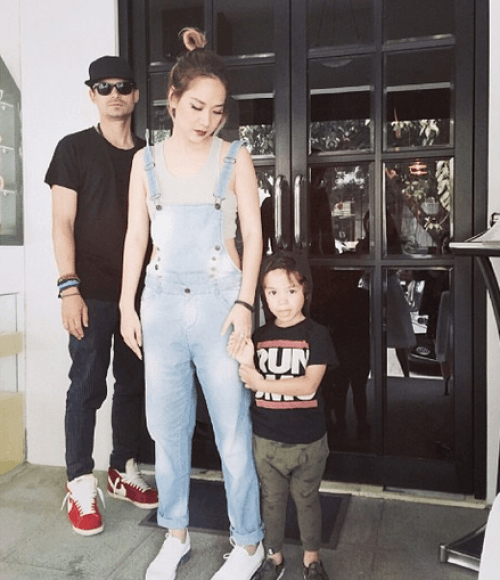 Ortu yang kece kan buat Noah. Stylish!