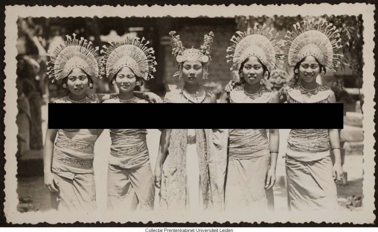 Ngiler sama foto sejarah ini? Terlalu...