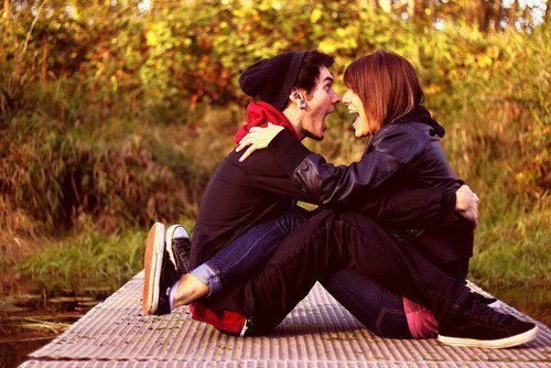 13 Keseruan yang Kamu Alami Bersama Pasangan yang Ambivert, Si Introvert Sekaligus Ekstrovert