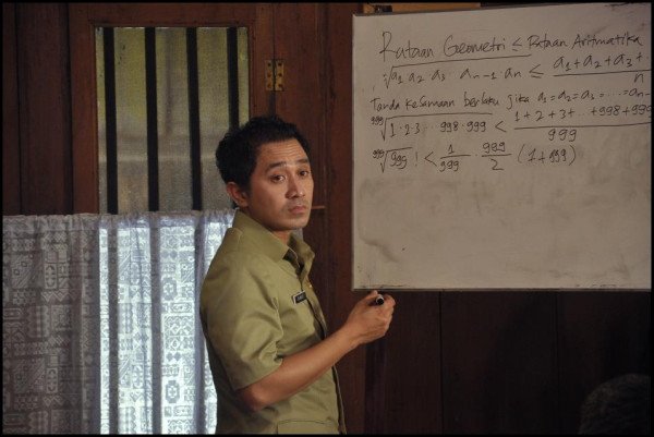Apakah kamu pernah membayangkan betapa kerennya dirimu dalam seragam guru?