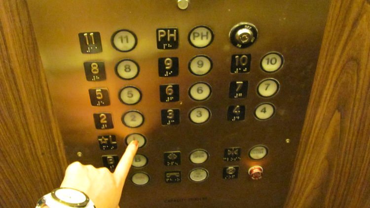 membantu orang menekan tombol lift apa salahnya?