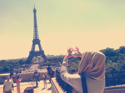 Duh Bang Uus, Ngapain Sih Bilang Cewek Berhijab Gak Boleh Nonton K-Pop? Jadi Bikin Kita Makin Cinta :))) 22 atau pergi ke paris juga gak boleh kali ya? :(