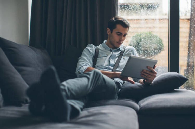 Kalau Mau LDR-mu Bertahan, Jangan Sampai 8 Hal Ini Kamu Lakukan! 12 hindari update di medsos, selain bisa membuat dia salah paham, bisa juga teman-temanmu tahu isi hatimu. 'kan gak semua perasaan bisa diumbar