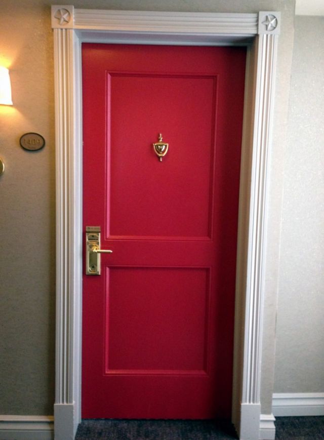 Mengunci diri dibalik pintu