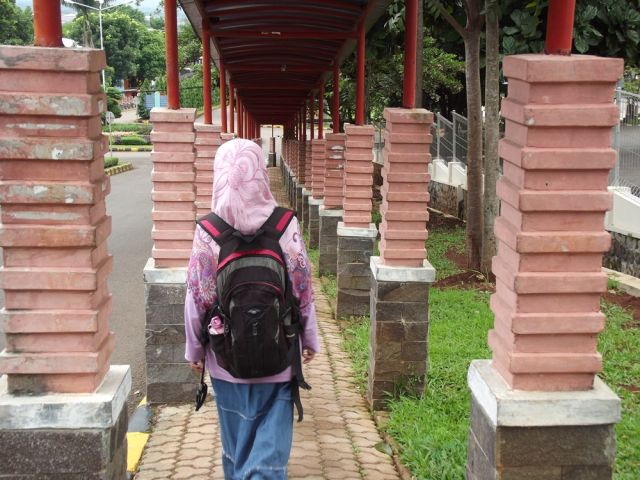 Muslimah yang menatap lurus ke depan