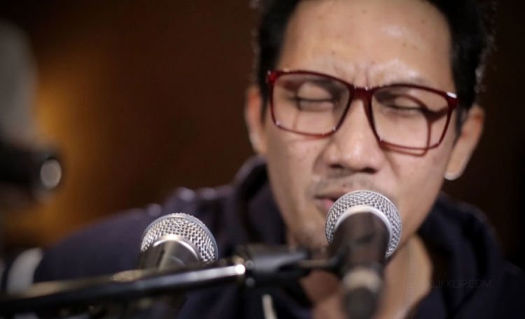 Lagu Sandy yang satu ini emang nagih banget buat kamu dengerin.